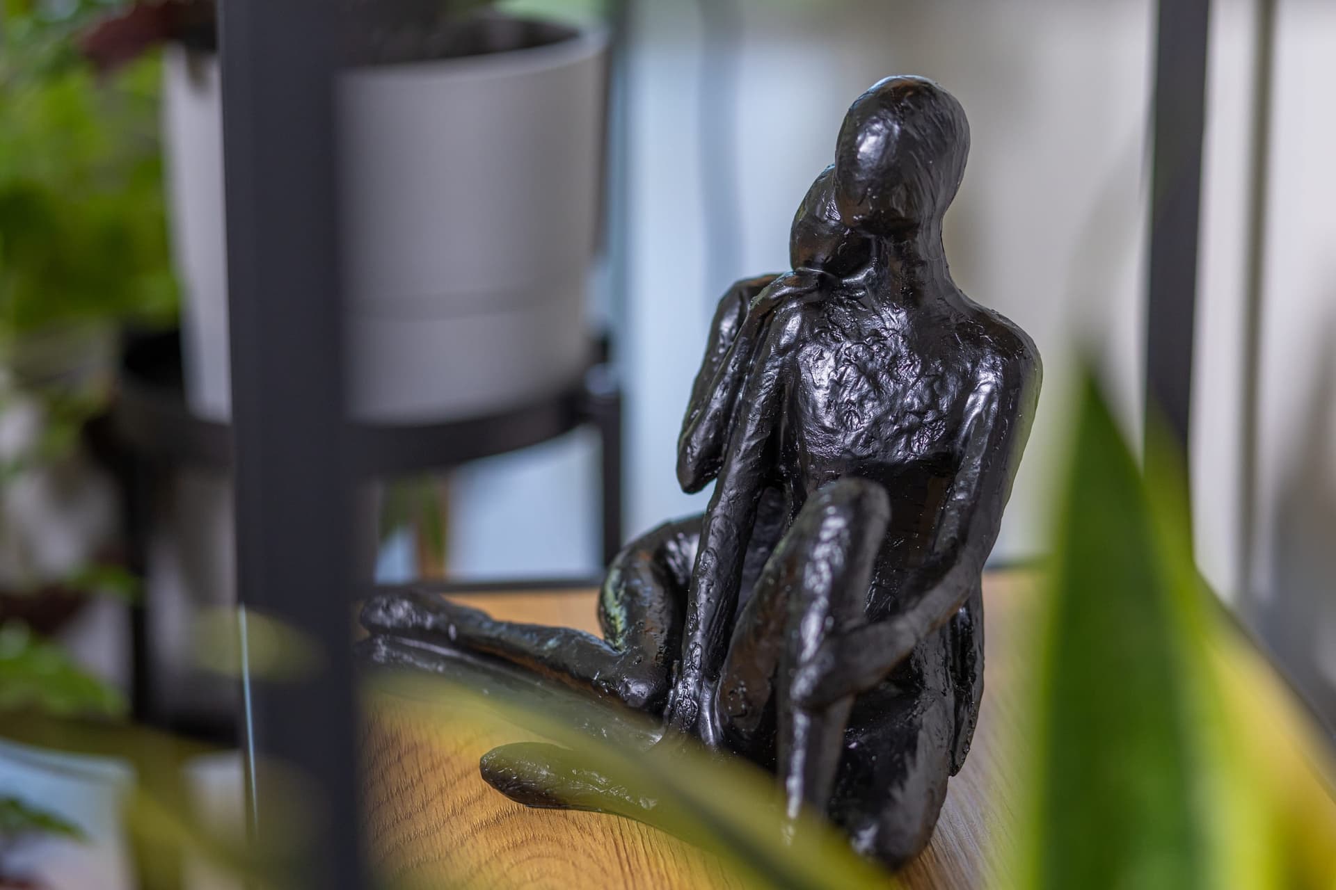 Figurka Myśliciela — refleksja i obecność